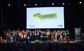 Die versammelten Akteure der Jubiläumsfeier auf dem Fairkongress 2019