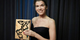 Moderatorin Anke Engelke mit dem Fairtrade-Award