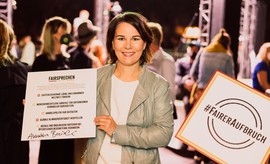 Annalena Baerbock unterzeichnet das „Fairsprechen" und bekennt sich damit klar zum fairen Handel. (Bild: Fairtrade Deutschland / Jakub Kaliszweski)