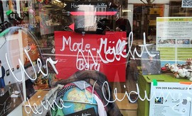 Fashion Revolution im Schaufenster des Weltladen St. Ingbert (Bild: Dieter Tomm)