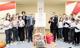 Das Robert-Bosch-Gymnasium in Gerlingen wird zur 800. Fairtrade-School in Deutschland ausgezeichnet (Bild: Fairtrade Deutschland / Dominique Brewing)