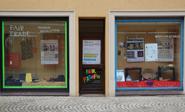 Auch in Haßfurt schmücken sich die Schaufenster mit der Fashion Revolution (Bild: Stadt Haßfurt)