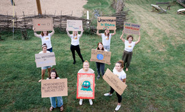 Fair Activists mit ihren Plakat-Statements (Bild: verenafotografiert)