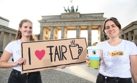 Zum Internationalen Tag des Kaffees am 24. September forderten die FairActivists die Abschaffung der Kaffeesteuer für fairen Kaffee (Bild: Fairtrade Deutschland / Marco Urban)