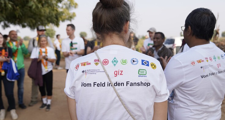 Neun Fußballvereine setzen im Rahmen der Initiative „Vom Feld in den Fanshop“ auf Fanartikel mit dem Fairtrade-Baumwollsiegel. 