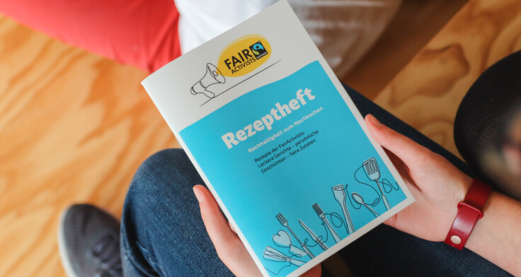 Das Rezeptheft der FairActivists ist ab sofort kostenlos in der Mediathek verfügbar. Foto: Fairtrade Deutschland / Katharina Kulakow
