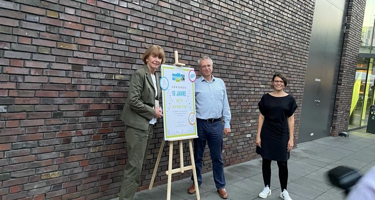 Dieter Overath, Vorstandsvorsitzender von Fairtrade Deutschland, überreicht Kölns Oberbürgermeisterin Henriette Reker die Urkunde zum Jubiläum 10 Jahre Fairtrade-Town Köln