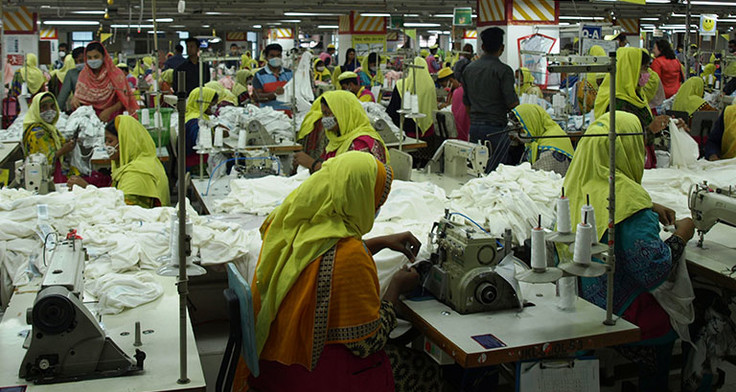 ArbeiterInnen in Textilfabrik