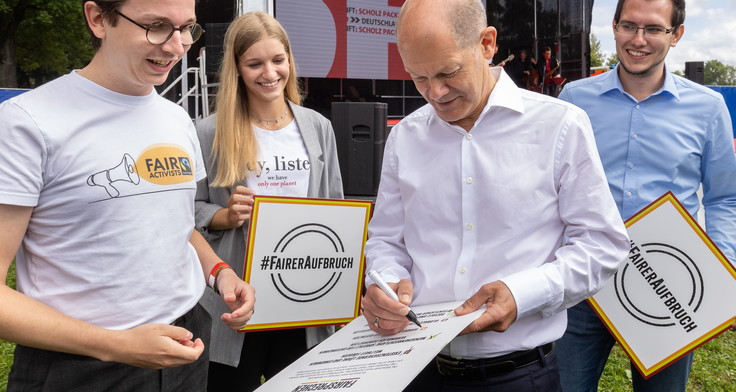 Auf einer Wahlveranstaltung in Nürnberg unterzeichnet SPD-Kanzlerkandidat Olaf Scholz das "Fairsprechen"