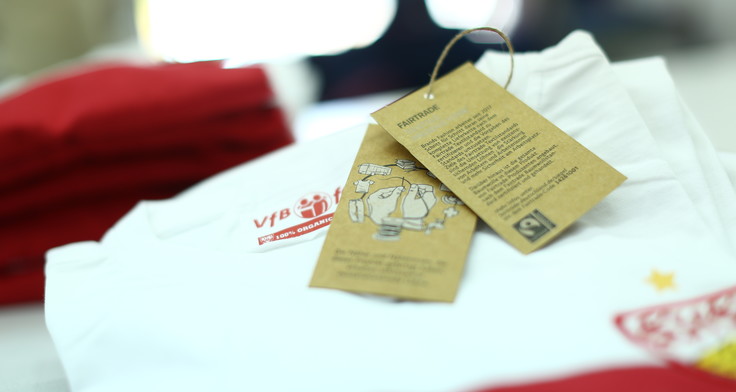 Der Stuttgarter VfB setzt als erster Bundesligist auf Merchandise-Textilien mit fairen Löhnen. 