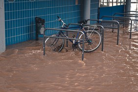Wasser flutet einen Fahrradständer. 