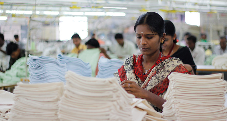 Arbeiterin in Textil-Fabrik