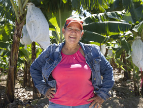 Kleinbäuerin Lina Núñez steht vor ihren Bananenpflanzen