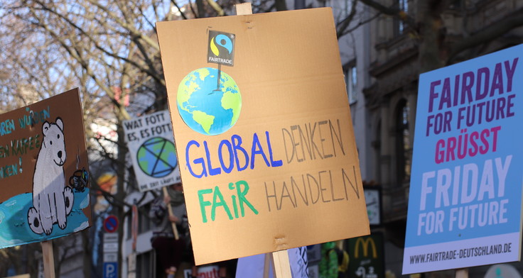 Protestschild auf einer Klimademo