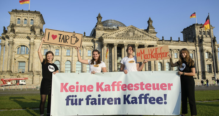 Protestaktion für fair geahndeten Kaffee vor dem Deutschen Bundestag.