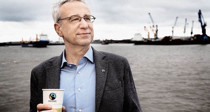 Seit 25 Jahren bei Fairtrade an Bord: Dieter Overath und fairer Kaffee. Foto-Credit: Jim Rakete